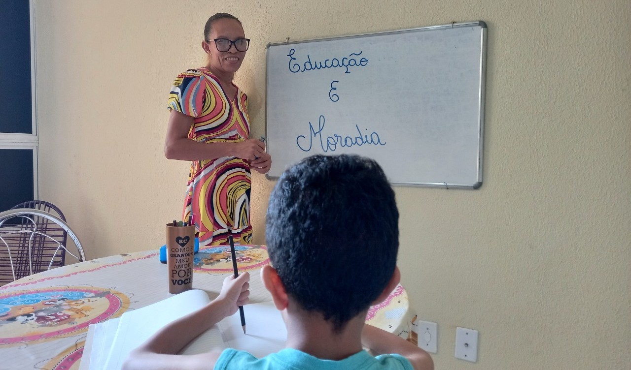 sirliane dando aula